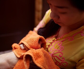Спа-мастер BALI SPA проводит уход за ногами