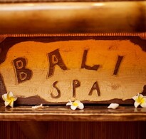 Декоративная надпись BALI SPA со свечами