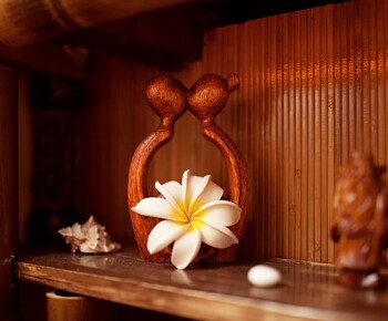 Фигурка слона и франжипани в интерьере BALI SPA