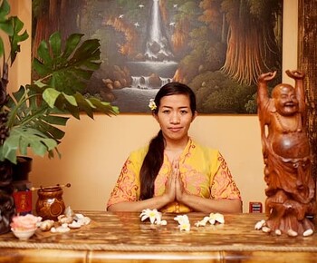 Администратор за стойкой салона BALI SPA